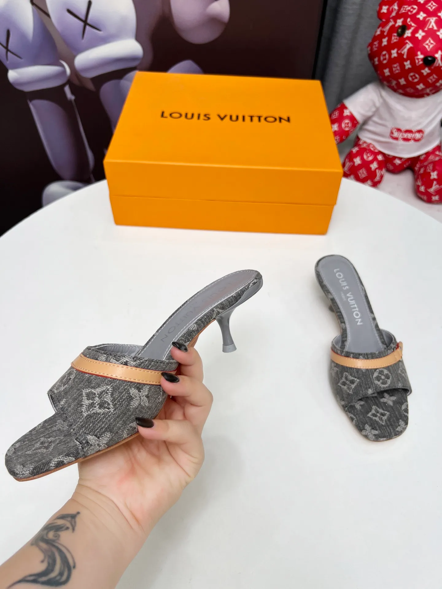 👟👟Ex-factory price 440👟👟 LV new denim kitten heel slippers 2025 summer must-have for goddesses, original replica, super comfortable on the feet. Show off the queen's temperament, the heel height is 5.5CM, which shows your temperament without being tiring. Standard code: 35-42 (41 and 42 codes are customized, non-returnable and non-exchangeable)